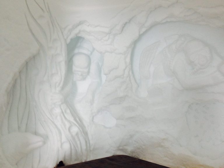 Sculture scavate nella parete di ghiaccio di un igloo