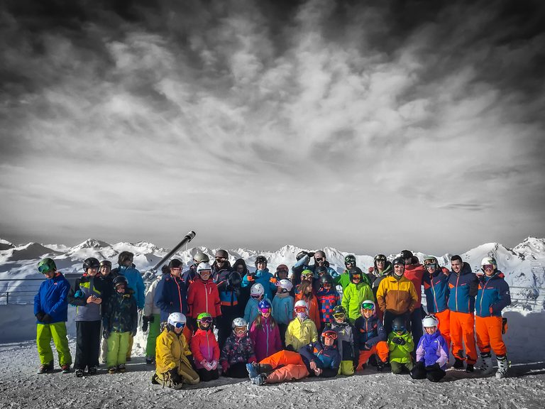 La foto di gruppo dell’intera comitiva, sulla neve, con il cielo nuvoloso